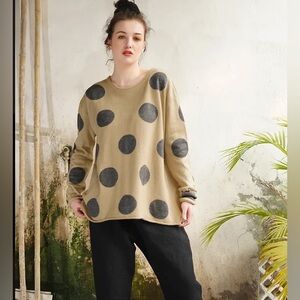 Dots dots dots! Beige sweater with black dots!